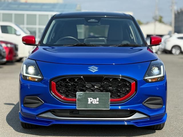 スイフト ハイブリッドＭＸ　登録済未使用車・アーバンスタイルエクステリアセット・純正レッドアクセントインテリア加飾セット・フロントグリルガーニッシュ・レッドミラーキャップ・フロントアンダーガーニッシュ・フューエルリッドカバー（6枚目）