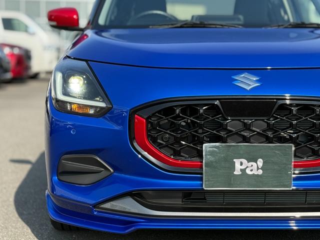 スイフト ハイブリッドＭＸ　登録済未使用車・アーバンスタイルエクステリアセット・純正レッドアクセントインテリア加飾セット・フロントグリルガーニッシュ・レッドミラーキャップ・フロントアンダーガーニッシュ・フューエルリッドカバー（7枚目）