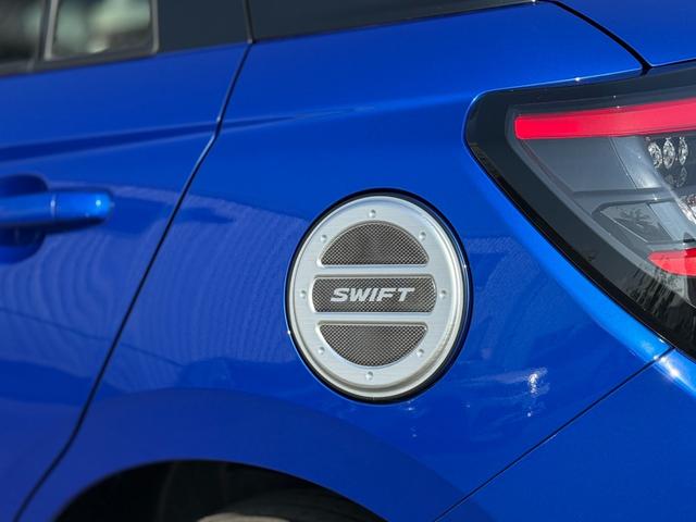 スイフト ハイブリッドＭＸ　登録済未使用車・アーバンスタイルエクステリアセット・純正レッドアクセントインテリア加飾セット・フロントグリルガーニッシュ・レッドミラーキャップ・フロントアンダーガーニッシュ・フューエルリッドカバー（17枚目）