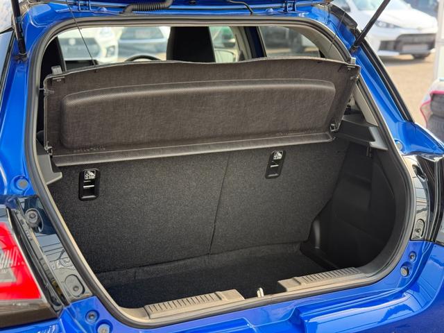 スイフト ハイブリッドＭＸ　登録済未使用車・アーバンスタイルエクステリアセット・純正レッドアクセントインテリア加飾セット・フロントグリルガーニッシュ・レッドミラーキャップ・フロントアンダーガーニッシュ・フューエルリッドカバー（23枚目）