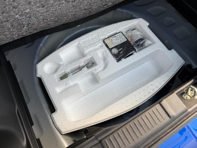 スイフト ハイブリッドＭＸ　登録済未使用車・アーバンスタイルエクステリアセット・純正レッドアクセントインテリア加飾セット・フロントグリルガーニッシュ・レッドミラーキャップ・フロントアンダーガーニッシュ・フューエルリッドカバー（24枚目）