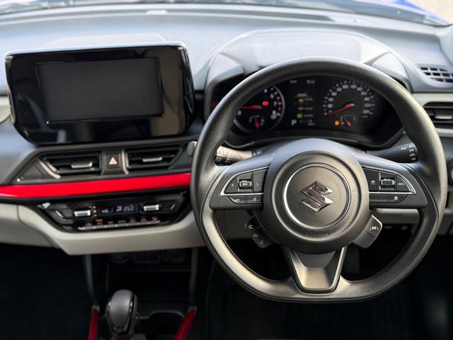 スイフト ハイブリッドＭＸ　登録済未使用車・アーバンスタイルエクステリアセット・純正レッドアクセントインテリア加飾セット・フロントグリルガーニッシュ・レッドミラーキャップ・フロントアンダーガーニッシュ・フューエルリッドカバー（26枚目）