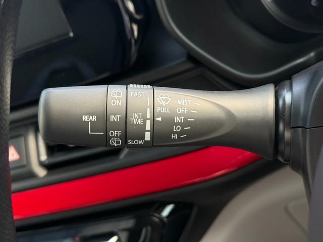 スイフト ハイブリッドＭＸ　登録済未使用車・アーバンスタイルエクステリアセット・純正レッドアクセントインテリア加飾セット・フロントグリルガーニッシュ・レッドミラーキャップ・フロントアンダーガーニッシュ・フューエルリッドカバー（30枚目）