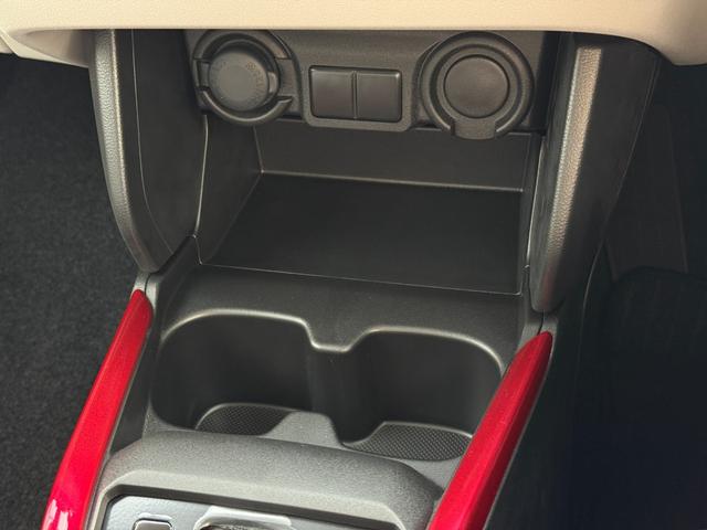 スイフト ハイブリッドＭＸ　登録済未使用車・アーバンスタイルエクステリアセット・純正レッドアクセントインテリア加飾セット・フロントグリルガーニッシュ・レッドミラーキャップ・フロントアンダーガーニッシュ・フューエルリッドカバー（36枚目）