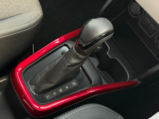 スイフト ハイブリッドＭＸ　登録済未使用車・アーバンスタイルエクステリアセット・純正レッドアクセントインテリア加飾セット・フロントグリルガーニッシュ・レッドミラーキャップ・フロントアンダーガーニッシュ・フューエルリッドカバー（37枚目）