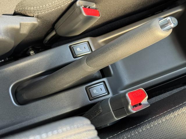 スイフト ハイブリッドＭＸ　登録済未使用車・アーバンスタイルエクステリアセット・純正レッドアクセントインテリア加飾セット・フロントグリルガーニッシュ・レッドミラーキャップ・フロントアンダーガーニッシュ・フューエルリッドカバー（38枚目）