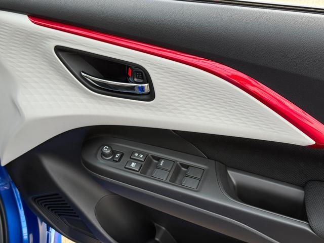 スイフト ハイブリッドＭＸ　登録済未使用車・アーバンスタイルエクステリアセット・純正レッドアクセントインテリア加飾セット・フロントグリルガーニッシュ・レッドミラーキャップ・フロントアンダーガーニッシュ・フューエルリッドカバー（39枚目）