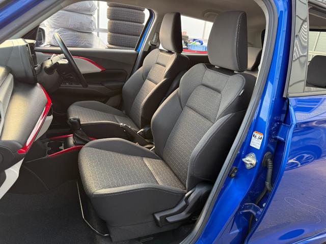 スイフト ハイブリッドＭＸ　登録済未使用車・アーバンスタイルエクステリアセット・純正レッドアクセントインテリア加飾セット・フロントグリルガーニッシュ・レッドミラーキャップ・フロントアンダーガーニッシュ・フューエルリッドカバー（41枚目）