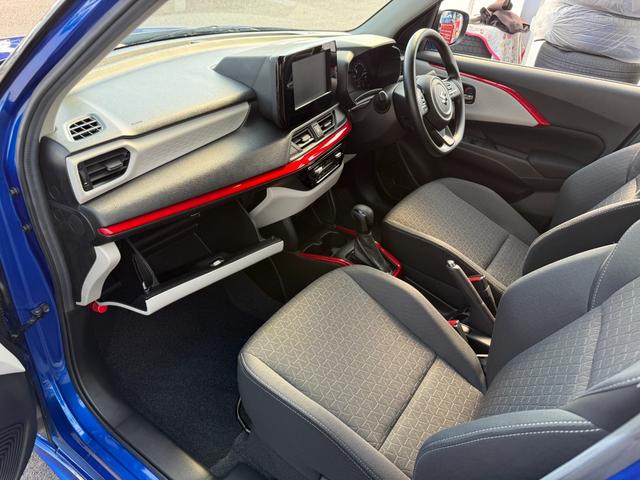 スイフト ハイブリッドＭＸ　登録済未使用車・アーバンスタイルエクステリアセット・純正レッドアクセントインテリア加飾セット・フロントグリルガーニッシュ・レッドミラーキャップ・フロントアンダーガーニッシュ・フューエルリッドカバー（42枚目）