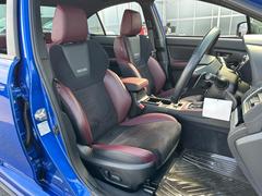 ●ＳＴＩロゴ・レッドステッチ入ＲＥＣＡＲＯ製ボルドー合皮＆ブラックウルトラスエードコンビシート／シートヒーター（運転席／助手席） 5