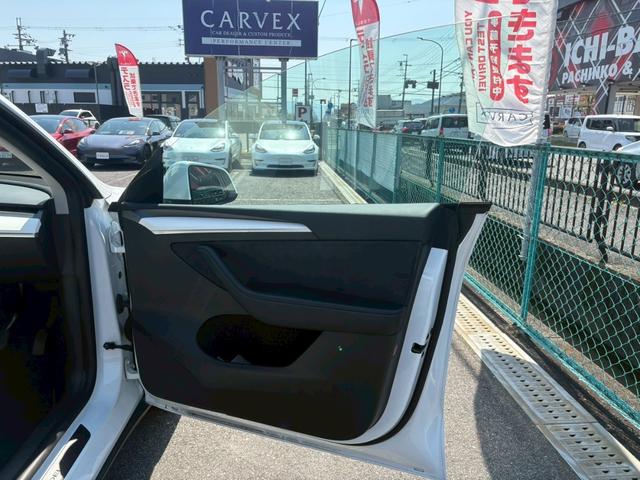 モデルＹ ＲＷＤ　白内装　新品タイヤ４本　禁煙車　動物乗車歴無　オートパイロット　ＲＹＺＥＮ　１９インチアルミ（16枚目）