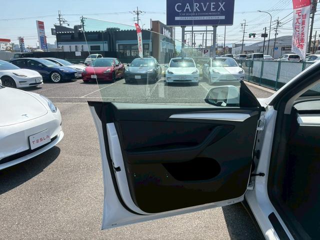 モデルＹ ＲＷＤ　白内装　新品タイヤ４本　禁煙車　動物乗車歴無　オートパイロット　ＲＹＺＥＮ　１９インチアルミ（17枚目）