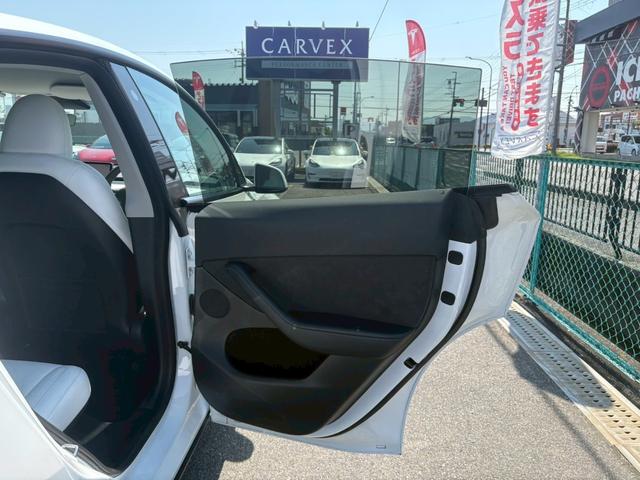 モデルＹ ＲＷＤ　白内装　新品タイヤ４本　禁煙車　動物乗車歴無　オートパイロット　ＲＹＺＥＮ　１９インチアルミ（18枚目）