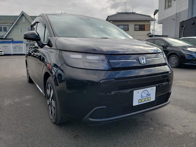 フリード ｅ：ＨＥＶエアー　ＥＸ　登録済未使用車　７人　両側パワースライドドア　純正バックカメラ　シートヒーター　純正１５インチアルミ　ＬＥＤヘッドライト　リアクーラー　純正フロアマット　ドアバイザー　保証書　取説　スペアキー（4枚目）