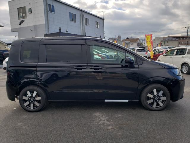 フリード ｅ：ＨＥＶエアー　ＥＸ　登録済未使用車　７人　両側パワースライドドア　純正バックカメラ　シートヒーター　純正１５インチアルミ　ＬＥＤヘッドライト　リアクーラー　純正フロアマット　ドアバイザー　保証書　取説　スペアキー（5枚目）