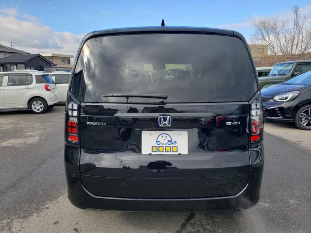 フリード ｅ：ＨＥＶエアー　ＥＸ　登録済未使用車　７人　両側パワースライドドア　純正バックカメラ　シートヒーター　純正１５インチアルミ　ＬＥＤヘッドライト　リアクーラー　純正フロアマット　ドアバイザー　保証書　取説　スペアキー（7枚目）