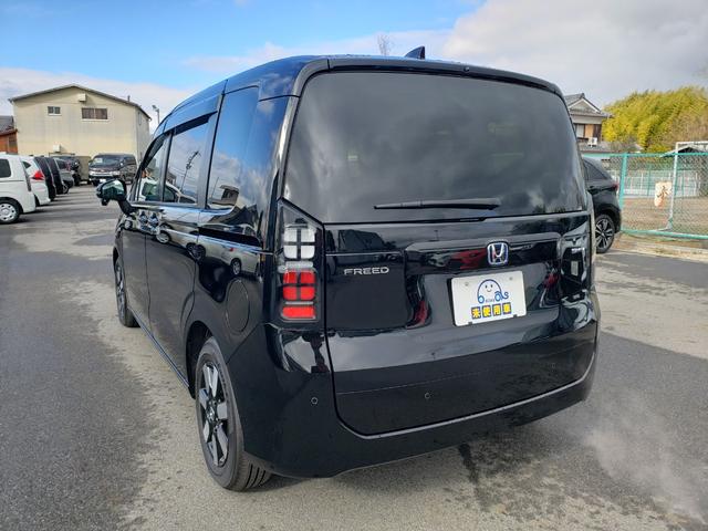 フリード ｅ：ＨＥＶエアー　ＥＸ　登録済未使用車　７人　両側パワースライドドア　純正バックカメラ　シートヒーター　純正１５インチアルミ　ＬＥＤヘッドライト　リアクーラー　純正フロアマット　ドアバイザー　保証書　取説　スペアキー（8枚目）