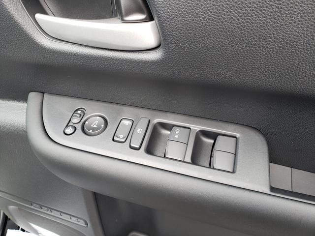 フリード ｅ：ＨＥＶエアー　ＥＸ　登録済未使用車　７人　両側パワースライドドア　純正バックカメラ　シートヒーター　純正１５インチアルミ　ＬＥＤヘッドライト　リアクーラー　純正フロアマット　ドアバイザー　保証書　取説　スペアキー（16枚目）