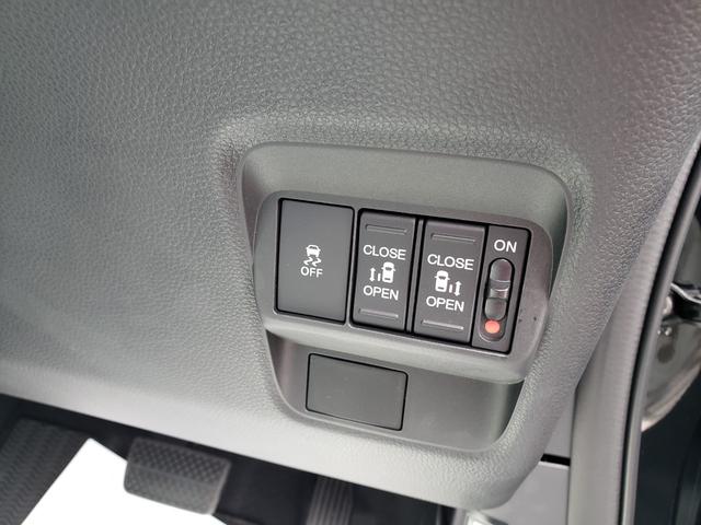 フリード ｅ：ＨＥＶエアー　ＥＸ　登録済未使用車　７人　両側パワースライドドア　純正バックカメラ　シートヒーター　純正１５インチアルミ　ＬＥＤヘッドライト　リアクーラー　純正フロアマット　ドアバイザー　保証書　取説　スペアキー（19枚目）