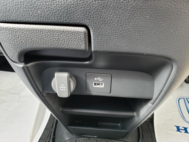 フリード ｅ：ＨＥＶエアー　ＥＸ　登録済未使用車　７人　両側パワースライドドア　純正バックカメラ　シートヒーター　純正１５インチアルミ　ＬＥＤヘッドライト　リアクーラー　純正フロアマット　ドアバイザー　保証書　取説　スペアキー（26枚目）