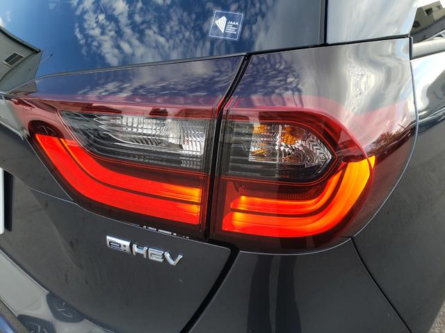 フィット ｅ：ＨＥＶホーム　ホンダセンシング　バックカメラ　純正９インチナビ　アダプティブクルーズコントロール　ＬＥＤヘッドライト　ＥＴＣ　電動格納ミラー　オートライト　オートエアコン　フルフラット　ＣＤ：ＤＶＤ　ＵＳＢ接続（13枚目）