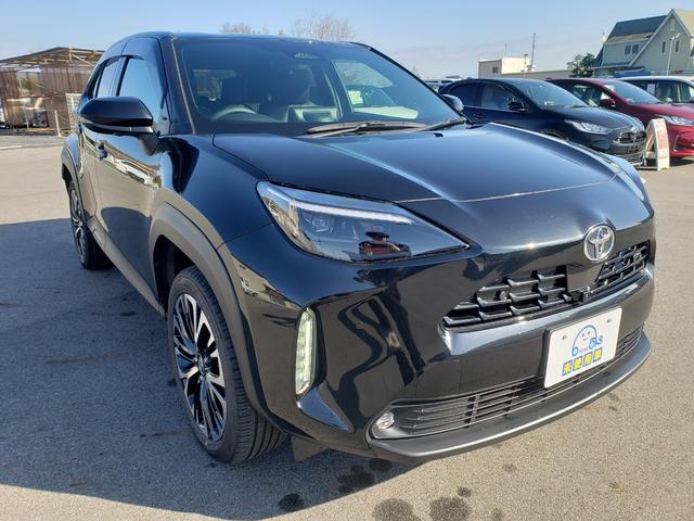 ヤリスクロス ハイブリッドＺ　登録済未使用車　純正９インチディスプレイオーディオ　セーフティーセンス　ＬＥＤヘッドライト　ＬＥＤフォグ　ブラインドスポットモニター　純正１８インチアルミ　ＥＴＣ２．０　シートヒーター　電動格納（4枚目）