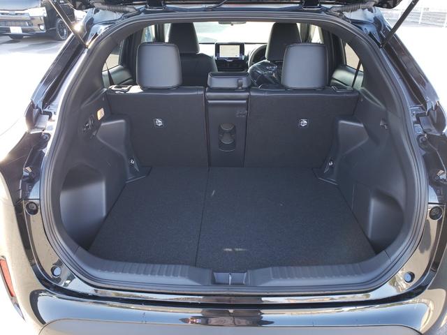 ヤリスクロス ハイブリッドＺ　登録済未使用車　純正９インチディスプレイオーディオ　セーフティーセンス　ＬＥＤヘッドライト　ＬＥＤフォグ　ブラインドスポットモニター　純正１８インチアルミ　ＥＴＣ２．０　シートヒーター　電動格納（8枚目）