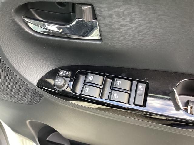 パワーウィンドウのスイッチですよ。運転席に居ながら窓を開け閉めのコントロールできますよ。