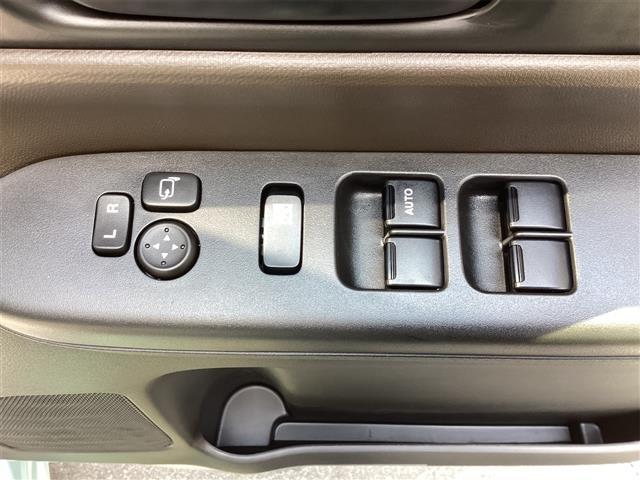 パワーウィンドウのスイッチですよ。運転席に居ながら窓を開け閉めのコントロールできますよ。