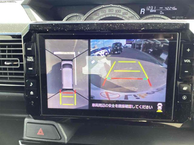 【全方位型モニター】クルマを上空から見下ろしているかのように、直感的に周囲の状況を把握できる全方位型モニター。狭い場所での駐車でも周囲が映像で確認できます。