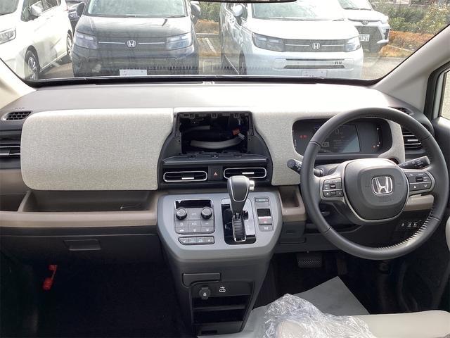 フリード エアー　ＥＸ　バックカメラ　クリアランスソナー　オートクルーズコントロール　レーンアシスト　衝突被害軽減システム　両側電動スライドドア　ＬＥＤヘッドランプ　スマートキー　電動格納ミラー　シートヒーター　３列シート（5枚目）