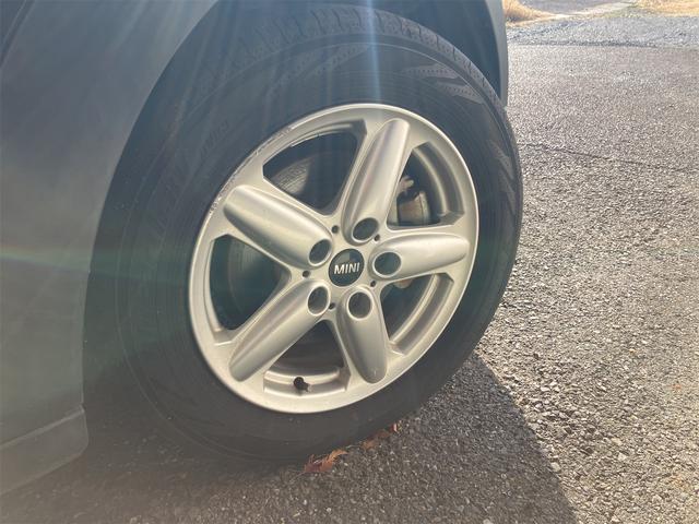 ＭＩＮＩ クーパー　クロスオーバー　社外ナビ　レザー調シートカバー　バックカメラ　盗難防止システム　キーレス　ボンネット、トランク部分のみ新品カッティングシート有り（13枚目）