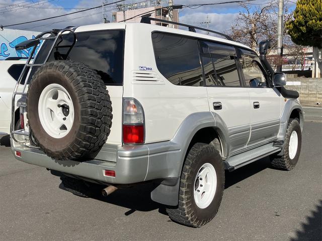 ランドクルーザープラド ＴＸリミテッド　４ＷＤ　８人乗り　前席レカロシート　リフトアップ　マッドテレーンタイヤ　ＥＴＣ　サンルーフ　ナビ　ＴＶ　キーレス　ＣＤ　ＵＳＢ　ミュージックプレイヤー接続可　Ｂｌｕｅｔｏｏｔｈ　後席モニター（16枚目）