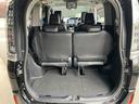 荷物スペースもあります。またリヤシートを跳ね上げると大きいに荷物もOKです。