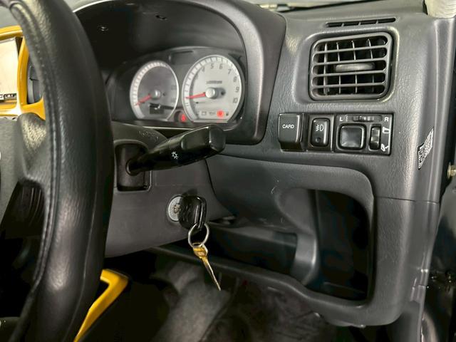 Ｋｅｉワークス ベースグレード　車検９年１０月　ターボ　４ＷＤ　５ＭＴ　マニュアルギヤシフト　キーレス　ナビ　ＡＢＳ　ＳＲＳエアバッグ　パワステ　パワーウィンドウ　レカロシート　社外ステアリング　ローダウン　アルミホイール（8枚目）