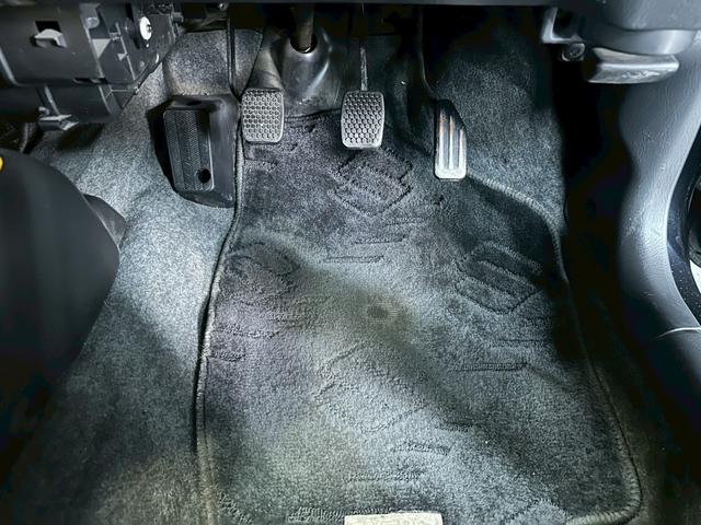 Ｋｅｉワークス ベースグレード　車検９年１０月　ターボ　４ＷＤ　５ＭＴ　マニュアルギヤシフト　キーレス　ナビ　ＡＢＳ　ＳＲＳエアバッグ　パワステ　パワーウィンドウ　レカロシート　社外ステアリング　ローダウン　アルミホイール（15枚目）