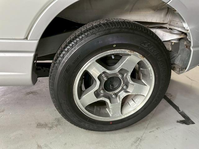ジムニー ワイルドウインド　車検９年１０月　ターボ　４ＷＤ　５ＭＴ　マニュアルギヤシフト　ＣＤ　ＭＤ　カセット　ＡＢＳ　ＳＲＳエアバッグ　パワステ　パワーウィンドウ　シートヒーター　アルミホイール　フォグランプ（18枚目）