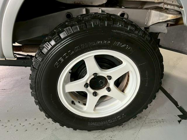 ジムニー ＸＧ　車検９年１０月　ターボ　４ＷＤ　５ＭＴ　マニュアルギヤシフト　キーレス　ＣＤ　ＡＢＳ　ＳＲＳエアバッグ　パワステ　パワーウィンドウ　リフトアップ　アルミホイール（7枚目）