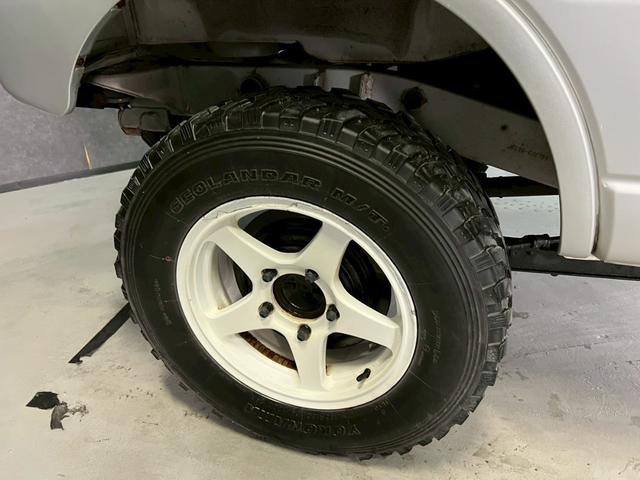 ジムニー ＸＧ　車検９年１０月　ターボ　４ＷＤ　５ＭＴ　マニュアルギヤシフト　キーレス　ＣＤ　ＡＢＳ　ＳＲＳエアバッグ　パワステ　パワーウィンドウ　リフトアップ　アルミホイール（28枚目）