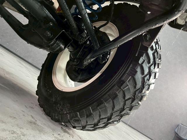 ジムニー ＸＧ　車検９年１０月　ターボ　４ＷＤ　５ＭＴ　マニュアルギヤシフト　キーレス　ＣＤ　ＡＢＳ　ＳＲＳエアバッグ　パワステ　パワーウィンドウ　リフトアップ　アルミホイール（33枚目）