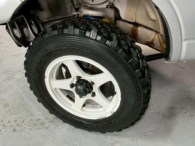 ジムニー ＸＧ　車検９年１０月　ターボ　４ＷＤ　５ＭＴ　マニュアルギヤシフト　キーレス　ＣＤ　ＡＢＳ　ＳＲＳエアバッグ　パワステ　パワーウィンドウ　リフトアップ　アルミホイール（44枚目）