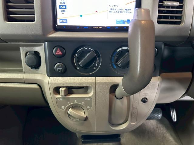 エブリイ ＰＣ　車検９年１１月　４ＷＤ　オートギヤシフト　キーレス　ナビ　ＡＢＳ　ＳＲＳエアバッグ　ヘッドライトレベライザー　パワステ　パワーウィンドウ　ルーフキャリア　３ＡＴ（18枚目）