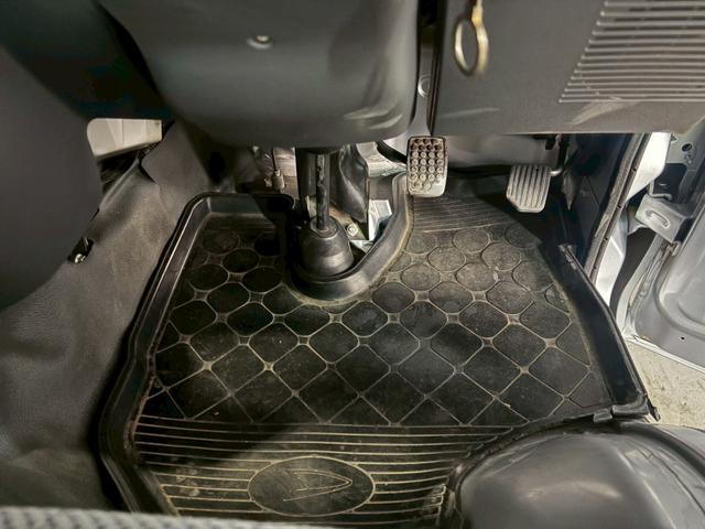 ハイゼットトラック ジャンボ 車検9年11月 4WD オートギヤシフト キーレス ラジオ エアコン ABS SRSエアバッグ パワステ パワーウィンドウ 3AT(15枚目)