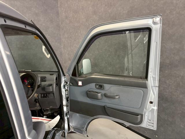 ハイゼットトラック ジャンボ 車検9年11月 4WD オートギヤシフト キーレス ラジオ エアコン ABS SRSエアバッグ パワステ パワーウィンドウ 3AT(23枚目)