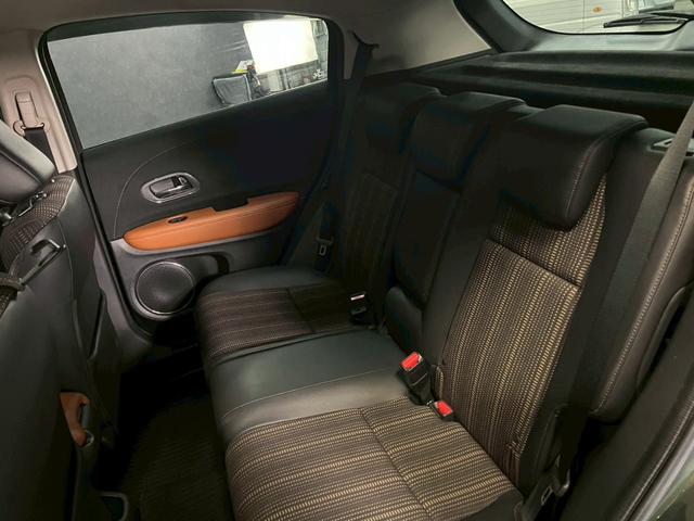 ヴェゼル ハイブリッドＺ　車検９年１１月　オートギヤシフト　スマートキー　ナビ　ＡＢＳ　ＳＲＳエアバッグ　横滑り防止　パワステ　パワーウィンドウ　ＬＥＤルームランプ　ＥＣＯＮ　アルミホイール　フォグランプ　２ＷＤ　７ＡＴ（19枚目）