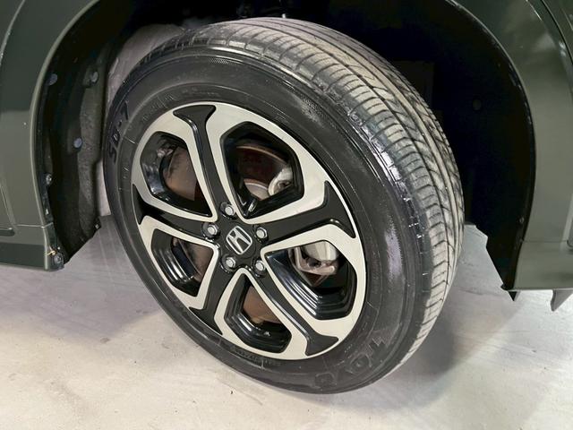 ヴェゼル ハイブリッドＺ　車検９年１１月　オートギヤシフト　スマートキー　ナビ　ＡＢＳ　ＳＲＳエアバッグ　横滑り防止　パワステ　パワーウィンドウ　ＬＥＤルームランプ　ＥＣＯＮ　アルミホイール　フォグランプ　２ＷＤ　７ＡＴ（32枚目）
