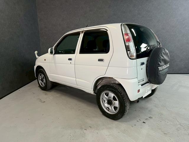 テリオスキッド Ｌ　車検９年２月　ターボ　４ＷＤ　５ＭＴ　マニュアルギヤシフト　キーレス　キー２本　ＣＤ　ＡＢＳ　ＳＲＳエアバッグ　ヘッドライトレベライザー　パワステ　パワーウィンドウ　フォグランプ　フォグランプ（16枚目）