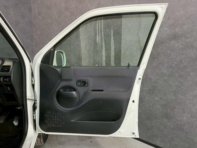 テリオスキッド Ｌ　車検９年２月　ターボ　４ＷＤ　５ＭＴ　マニュアルギヤシフト　キーレス　キー２本　ＣＤ　ＡＢＳ　ＳＲＳエアバッグ　ヘッドライトレベライザー　パワステ　パワーウィンドウ　フォグランプ　フォグランプ（27枚目）