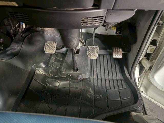 サンバートラック ＴＣ　車検９年１２月　５ＭＴ　マニュアルギヤシフト　エアコン　オーディオ（13枚目）