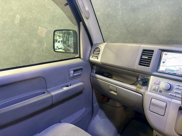 エブリイワゴン ＰＺターボ　車検９年１１月　ターボ　オートギヤシフト　キーレス　キー２本　ナビ　ＥＴＣ　左電動スライドドア　バックカメラ　ＡＢＳ　ＳＲＳエアバッグ　パワステ　パワーウィンドウ　ＬＥＤルームランプ　フォグランプ（18枚目）